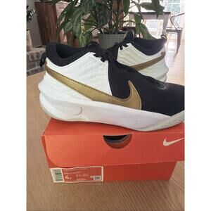 Nike Team Hustle D 10 GS Kids 4Y Black Gold White Basketball CW6735-002